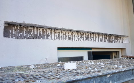 Außenwand mit breitem Schlitz im Putz.