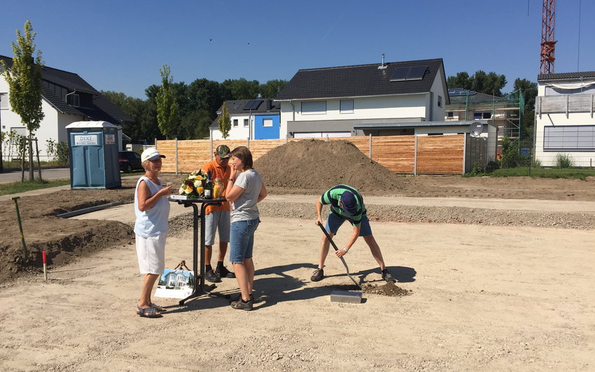 Bauherr am Graben bei der Grundsteinlegung für das individuell geplante Einfamilienhaus Luna von Kern-Haus in Dettenheim