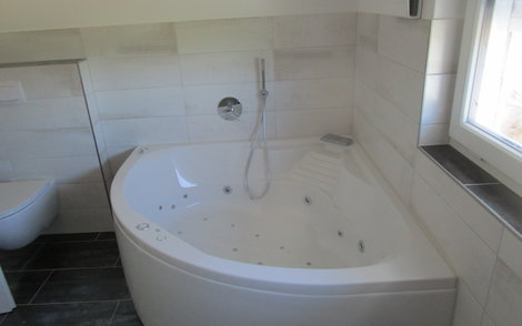 Die Badewanne wurde montiert.