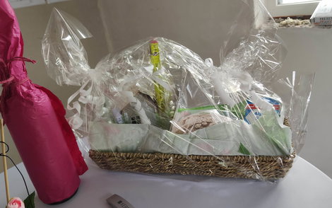 Große und kleine Aufmerksamkeiten brachten die Gäste mit und gratulierten zum Baufortschritt.