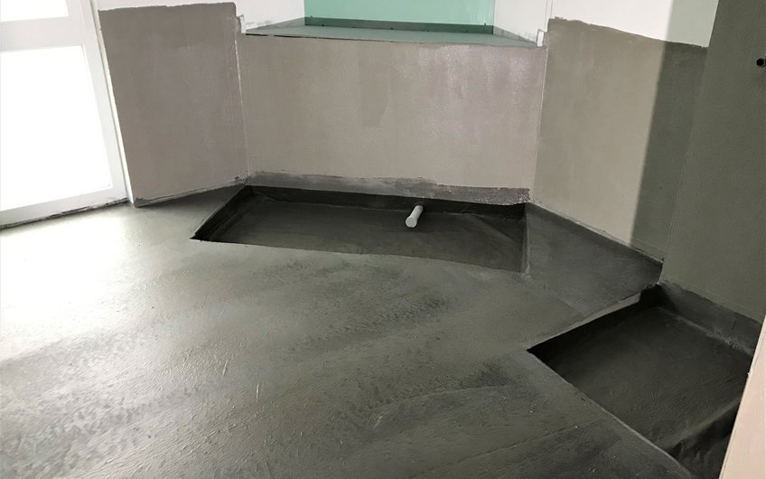 Bevor die Fliesen verlegt werden können, erfolgte im Bad eine Wand-, und Bodenabdichtung.
