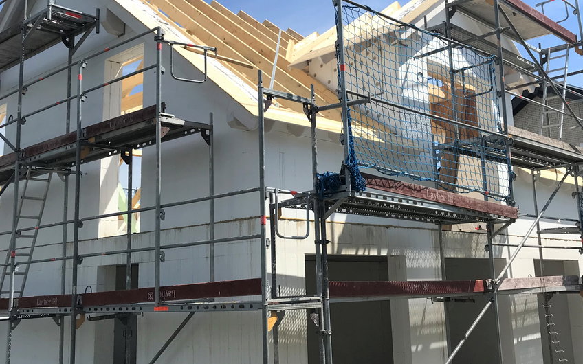 Für ein sicheres Arbeiten am Kern-Haus sorgt das Gerüst.