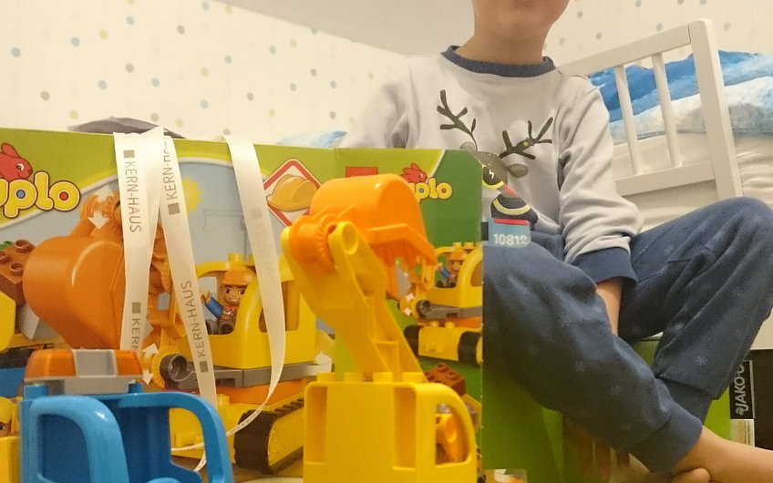 Sohn der Bauherren in seinem Kinderzimmer im Familienhaus Komfort in Linkenheim-Hochstetten
