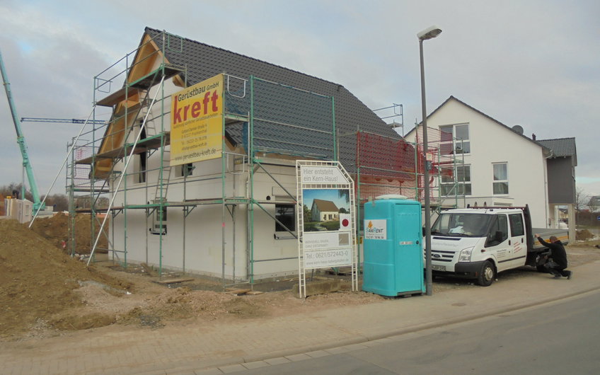 Rohbau mit eingebauten Fenstern im Erdgeschoss des individuell geplanten Einfamilienhauses Luna von Kern-Haus in Ludwigshafen