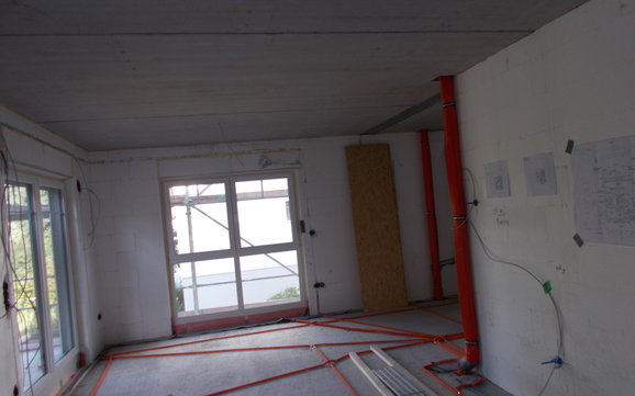 Elektro- und Wasserleitungen im frei geplanten Einfamilienhaus von Kern-Haus in Bad Dürkheim