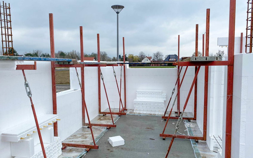 Stellen des Erdgeschossrohbaus mit Ständern für Kern-Haus Trend in Eilenburg