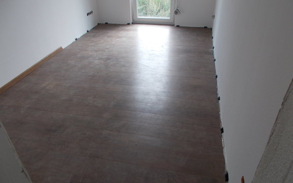Verlegter Laminatboden im individuell geplanten Einfamilienhaus Signum von Kern-Haus in Einselthum