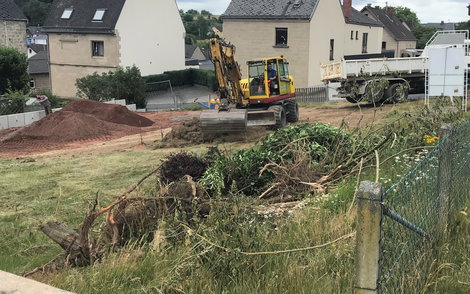 Die Arbeiten auf dem Grundstück haben begonnen. Die Erde wurde mit einem mobilen Radbagger abgetragen.