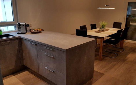Küche und Esszimmer in der individuell geplanten Doppelhaushälfte Twin XL von Kern-Haus in Bammental