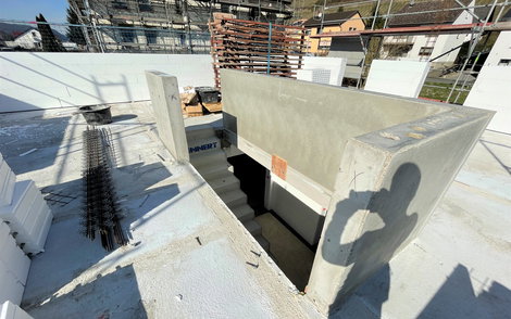 Im Obergeschoss wurde mit der Betontreppe auch die Betonbrüstung geliefert.