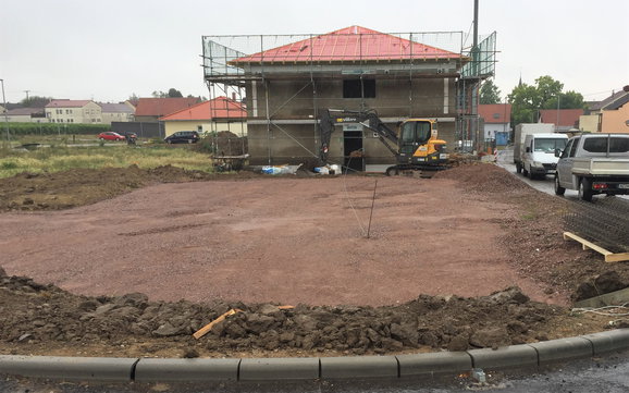 Baustellenvorbereitung auf dem Grundstück für den individuell geplanten Bungalow Balance von Kern-Haus in Weinolsheim