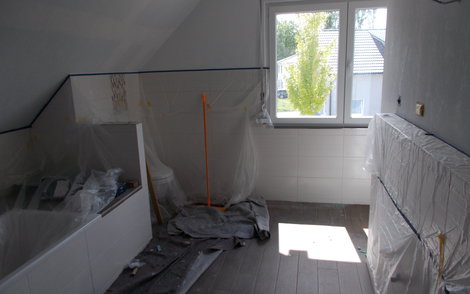 Badezimmer im individuell geplanten Einfamilienhaus Luna von Kern-Haus in Dettenheim