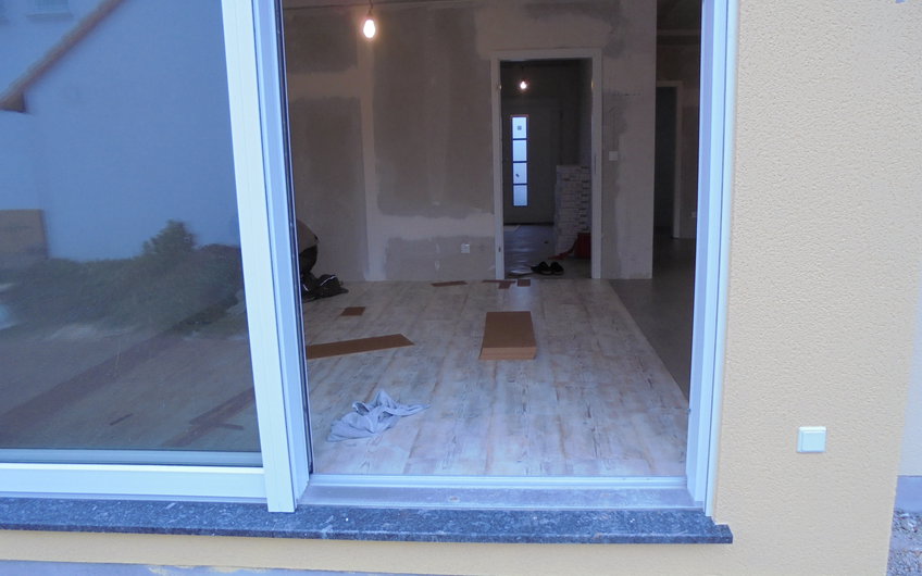 Schiebetür mit Zugang zur Terrasse des individuell geplanten Einfamilienhauses Aura von Kern-Haus in Wachenheim