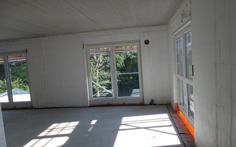 Wohnbereich mit eingebauten Fenstern im individuell geplanten Kern-Haus in Bad Dürkheim