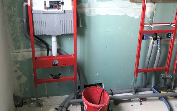 Die Stahlständerkonstruktion für Waschtisch und WC wurde montiert.