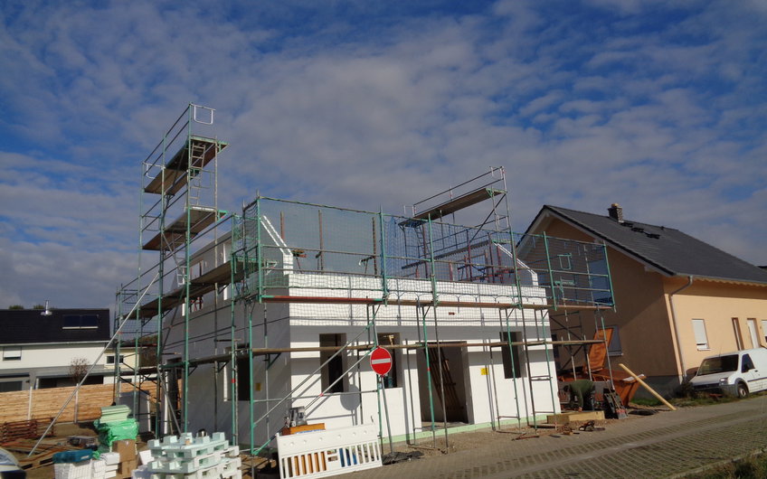 Bau der Obergeschosswände für das individuell geplante Einfamilienhaus Luna von Kern-Haus in Dettenheim