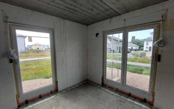 Die Kunststofffenster haben eine 3-Scheiben-Wärmeschutzverglasung.