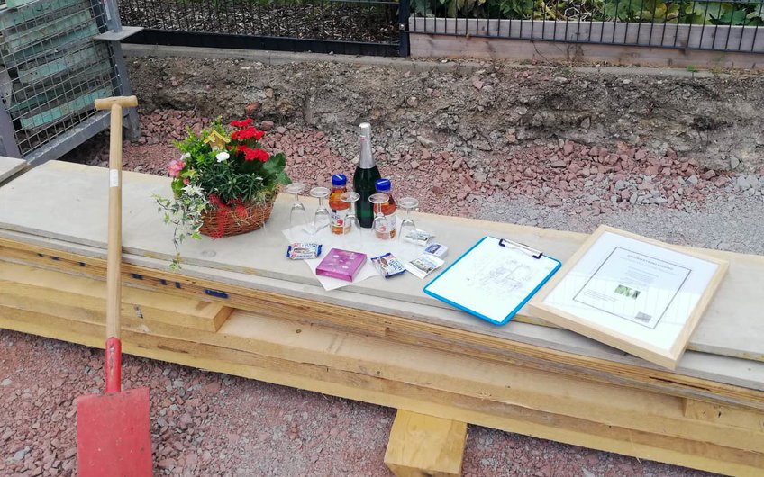 Grundsteinlegung mit Urkunde, Spaten und Sekt für KErn-HAus in Halle Wörmlitz