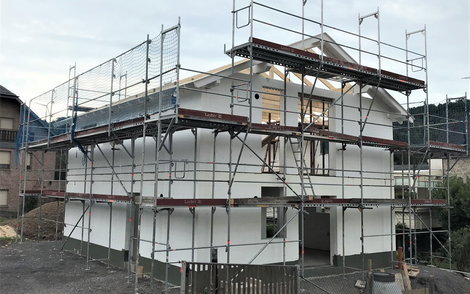 Für sicheres Arbeiten am Rohbau wurde ein Gerüst aufgestellt. Zusätzliche Fangnetze erhöhen die Absturzsicherung.