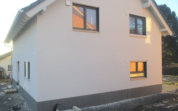 Der Sockelanstrich schützt das Mauerwerk gegen Spritzwasser und ablaufenden Regen an der Fassade.