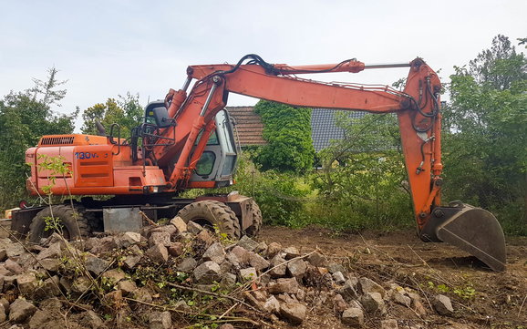 Bagger bei letzten Aufräumarbeiten