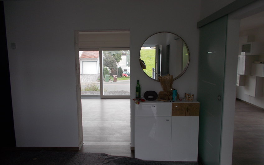 Kommode in der Diele des individuell geplanten Einfamilienhauses Signum von Kern-Haus in Einselthum
