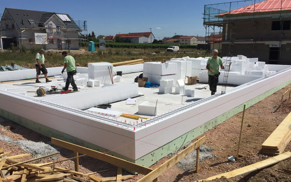 Bau des DuoTherm-Mauerwerks des individuell geplanten Bungalows Balance von Kern-Haus in Weinolsheim