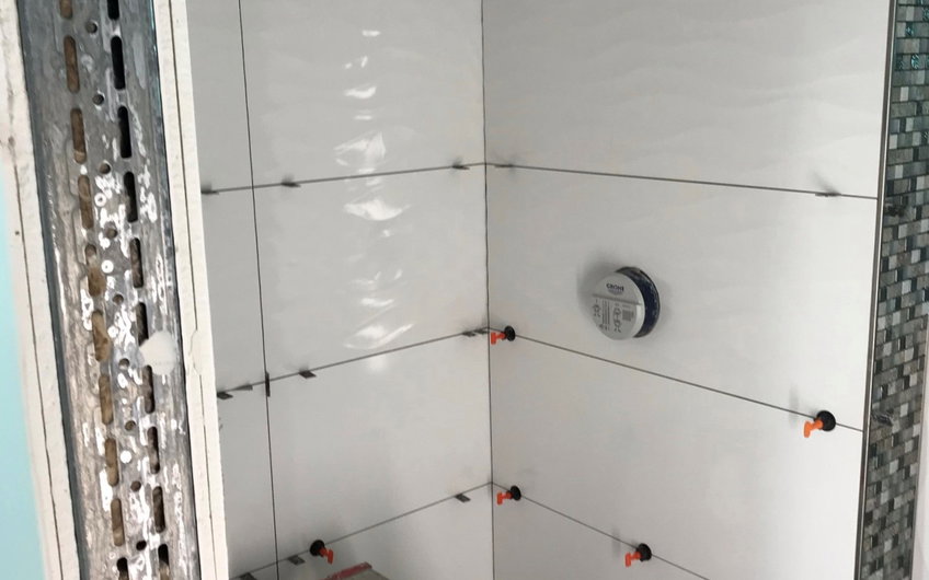 Die Wandfliesen in der Dusche sind nun verlegt.