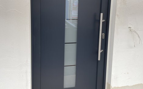 Die hochwertige Haustür mit Glasteil wurde eingebaut.