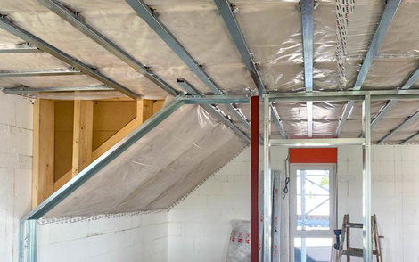 Dämmung des Dachbodens im Dachgeschoss des Kern-Haus Trend Rohbaus in Eilenburg