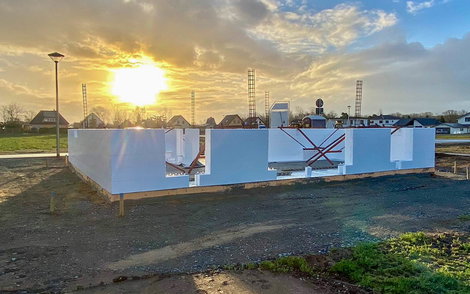Beginn des Erdgeschossrohbaus in der Morgensonne für Kern-Haus Trend in Eilenburg