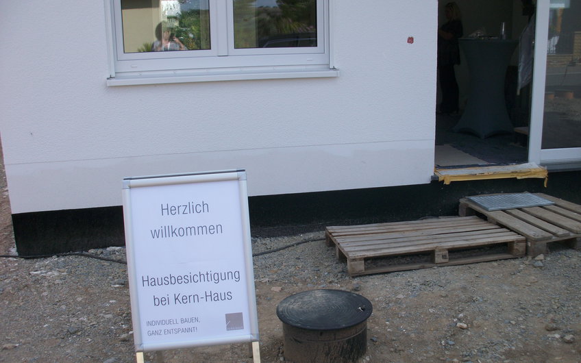 An einem sonnigen Nachmittag war das Haus zur Besichtigung geöffnet.