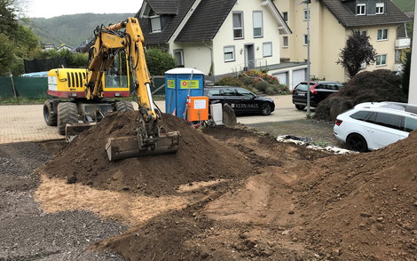 Die Erde wurde mit einem mobilen Radbagger abgetragen.