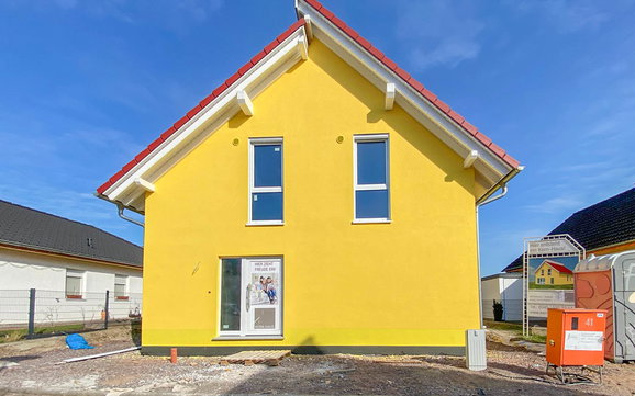 Eingangsseite mit gelbem Außenputz an Kern-Haus Pult in halle Wörmlitz