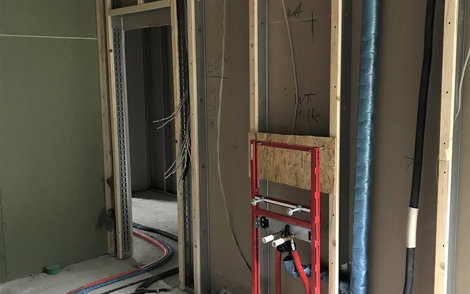 Bevor die Leichtbauwände beplankt werden, erfolgt die Sanitärrohmontage.