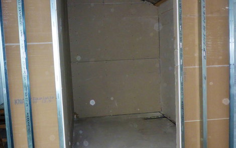 Blick in Ankleideraum aus Ständerwerk mit Gips-Karton.