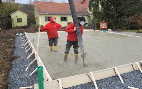 Vor dem Betonieren erfolgte das Einschalen der Bodenplatte, damit das Erdreich nicht nachrutschen kann, somit kann jetzt die Bodenplatte betoniert werden.