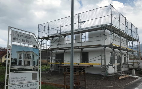 Obergeschosswände der individuell geplanten Kern-Haus-Stadtvilla Mateo in Sasbach