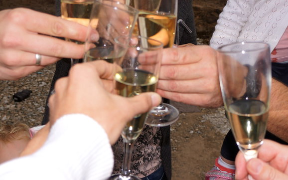 Anstoßen mit Sekt