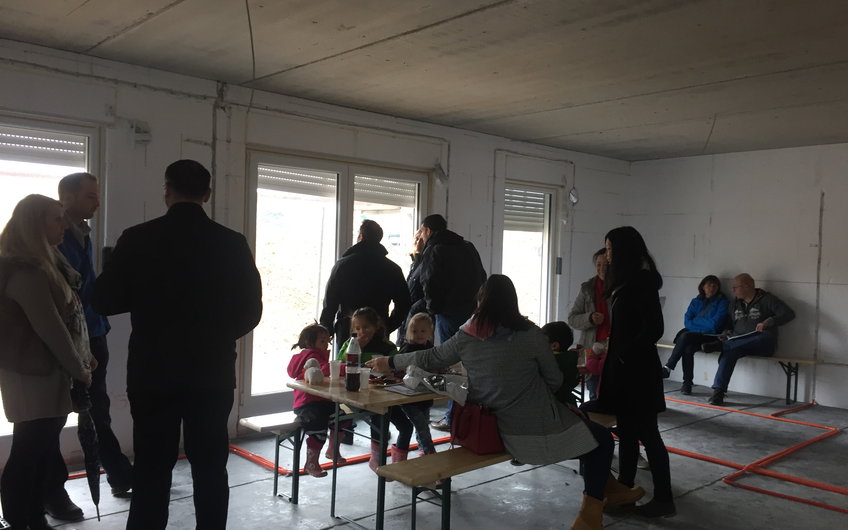 Gäste und Interessenten im Wohnbereich beim Rohbaufest im individuell geplanten Einfamilienhaus Luna von Kern-Haus in Ludwigshafen