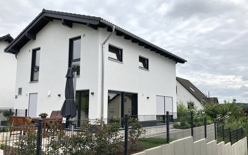 Die gesetzten L-Steine sind nicht nur ein kreatives Gestaltungselement, sondern dienen als robuste und langlebige Einfassung sowie als eine gut befestigte Böschung.