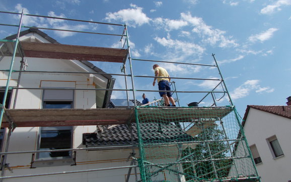 Aufbau der Sonnenkollektoren auf dem Dach des frei geplanten Einfamilienhauses von Kern-Haus in Bad Dürkheim