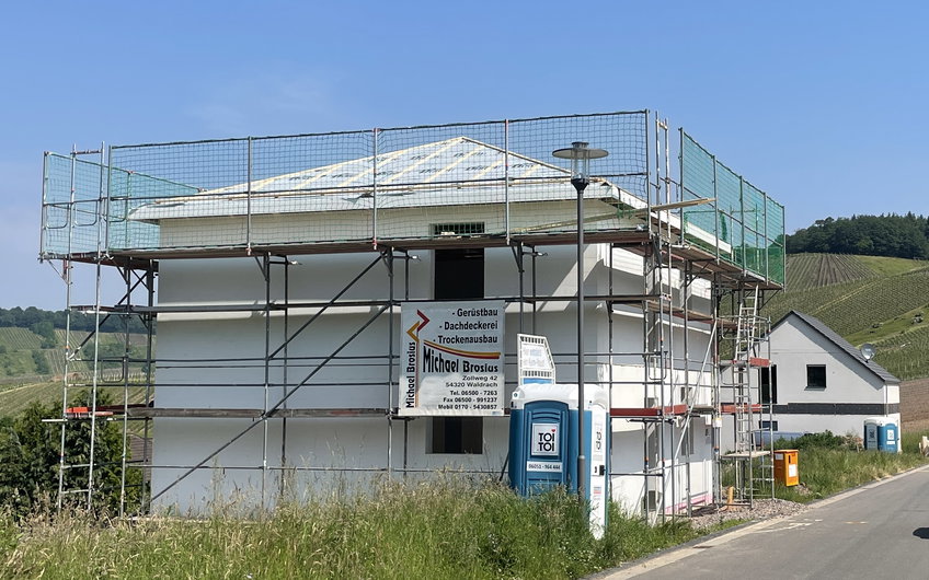 Auf dem Dachstuhl wurde Dachfolie mit der Holzlattung befestigt.