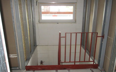 Mit dem Einbau der Rohbautreppe wird der Zugang zum Dachgeschoss während der Bauphase erleichtert.