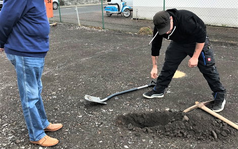Der Bauherr hob die Grube aus.