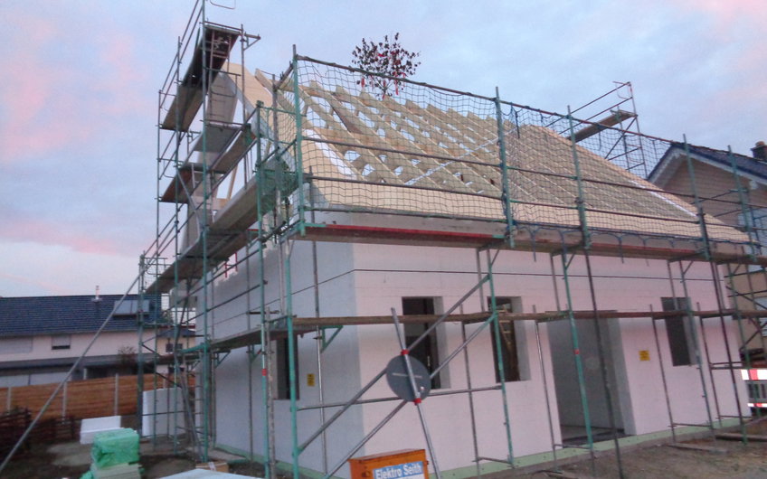 Dachstuhl des individuell geplanten Einfamilienhauses Luna von Kern-Haus in Dettenheim mit Richtbäumchen