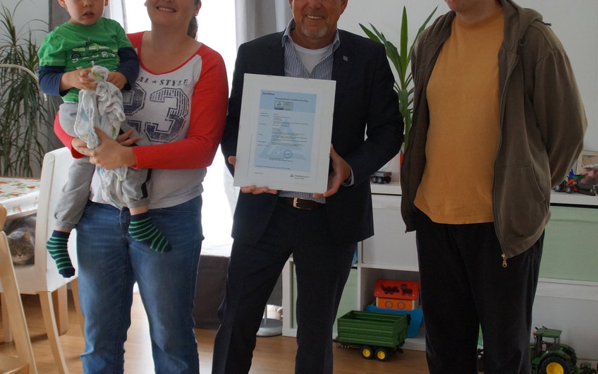 Der TÜV stellt nach der 5-Phasen-Prüfung der Häuser ein Zertifikat aus.