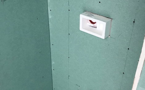 Im Badbereich wurden die Leichtbauwände beplankt.