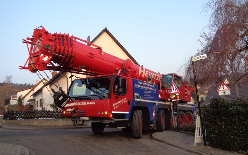 Kran zur Anlieferung der Garage des frei geplanten Einfamilienhauses von Kern-Haus in Bad Dürkheim