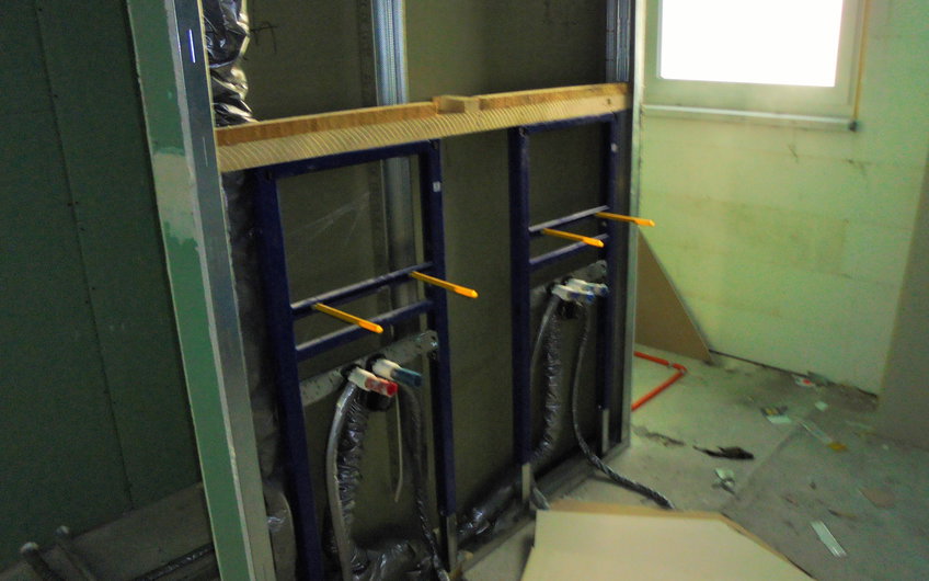 Sanitärrohinstallation für das Doppelwaschbecken im Badezimmer des individuell geplanten Einfamilienhauses Aura von Kern-Haus in Wachenheim